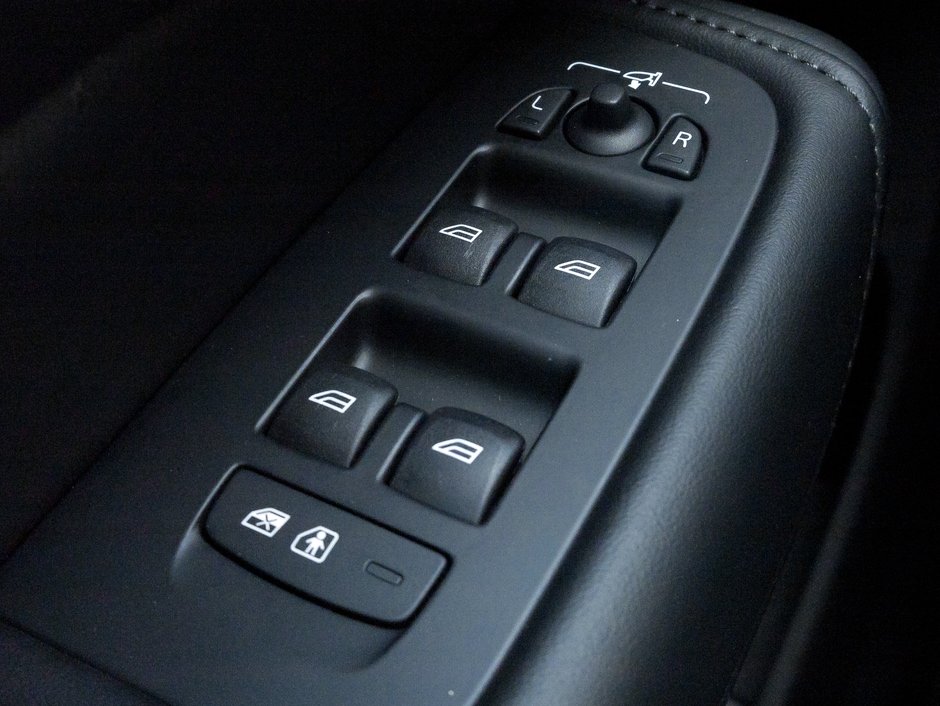 2025 Volvo XC60 B5 AWD Plus Dark Theme  20ALLOY WHEELS  VOLVO CPO-12