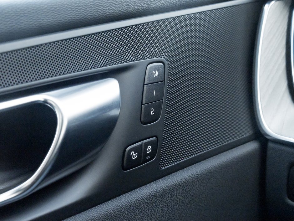 2025 Volvo XC60 B5 AWD Plus Dark Theme  20ALLOY WHEELS  VOLVO CPO-13