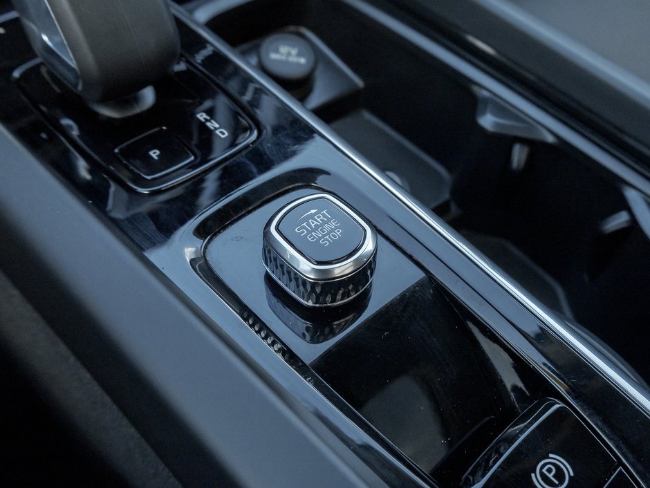 2025 Volvo XC60 B5 AWD Plus Dark Theme  NEARLY NEW  VOLVO CPO-16