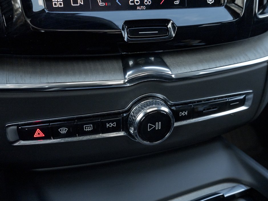 2025 Volvo XC60 B5 AWD Plus Dark Theme  NEARLY NEW  VOLVO CPO-17