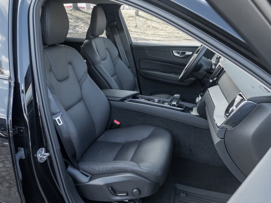 2025 Volvo XC60 B5 AWD Plus Dark Theme  NEARLY NEW  VOLVO CPO-20