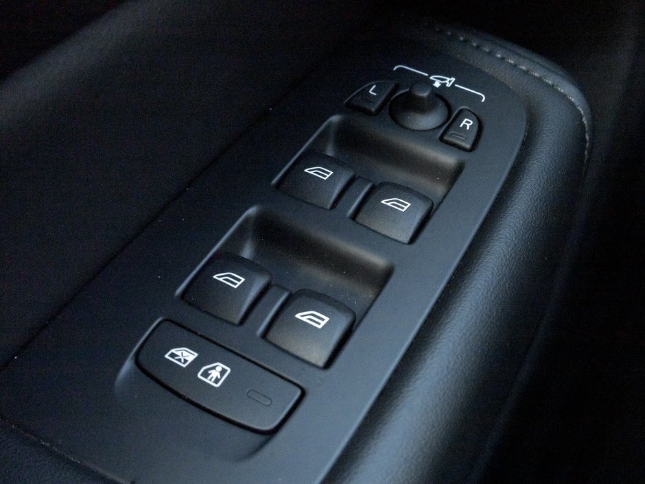 2025 Volvo XC60 B5 AWD Plus Dark Theme  NEARLY NEW  VOLVO CPO-13