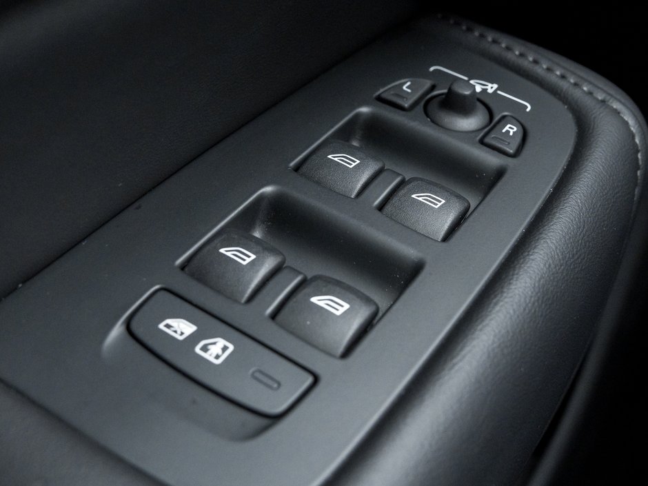 2025 Volvo XC60 B5 AWD Plus Dark Theme-15