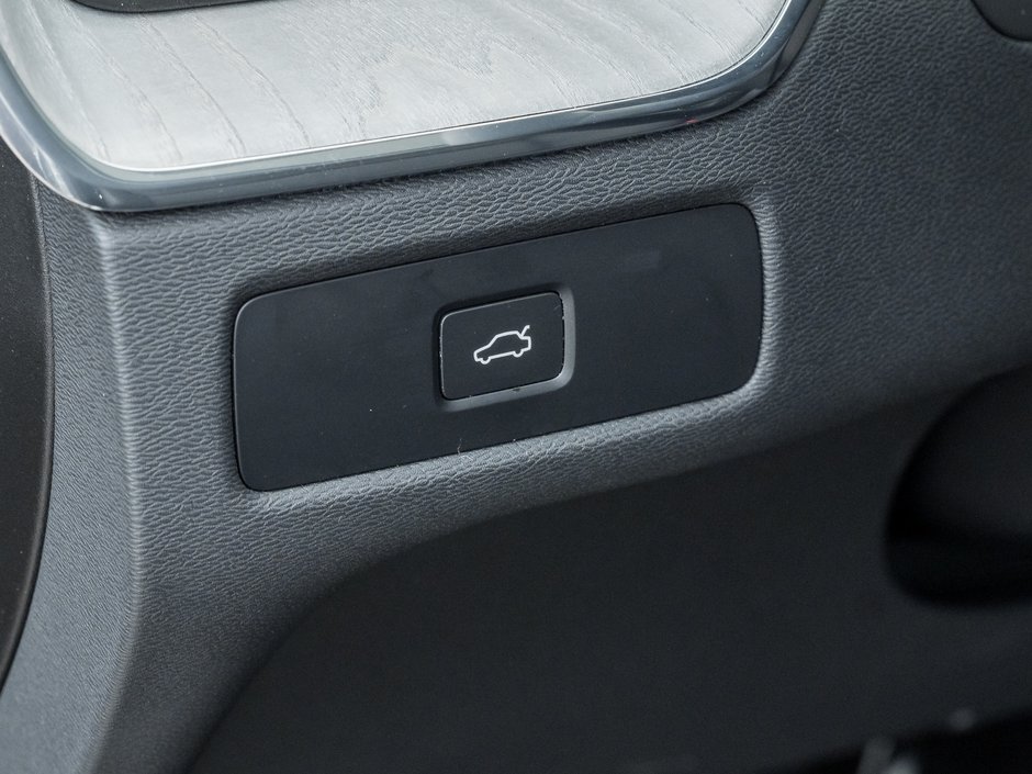 2025 Volvo XC60 B5 AWD Plus Dark Theme-17