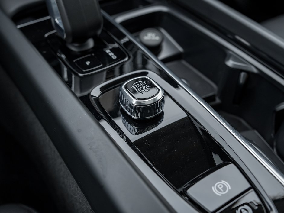 2025 Volvo XC60 B5 AWD Plus Dark Theme-19