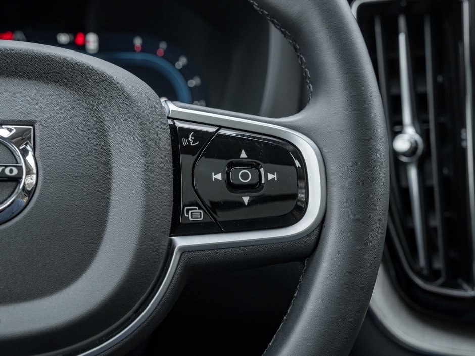 2025 Volvo XC60 B5 AWD Plus Dark Theme-9