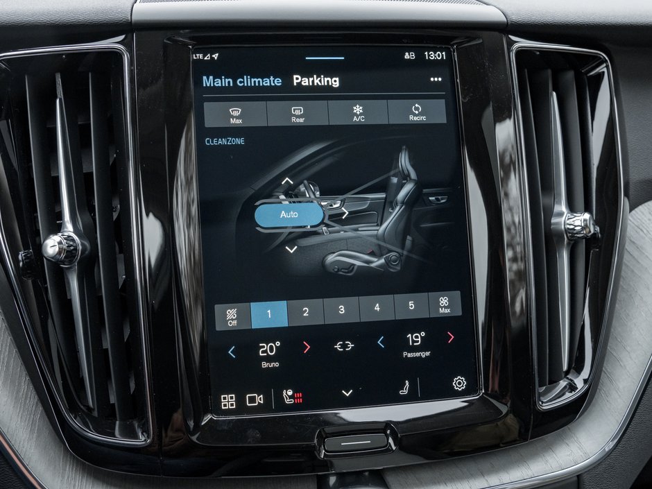 2025 Volvo XC60 B5 AWD Plus Dark Theme-22