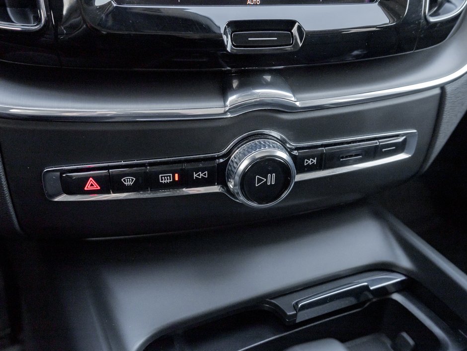 2025 Volvo XC60 B5 AWD Core Dark Theme 19 ALLOY WHEELS  VOLVO CPO-16