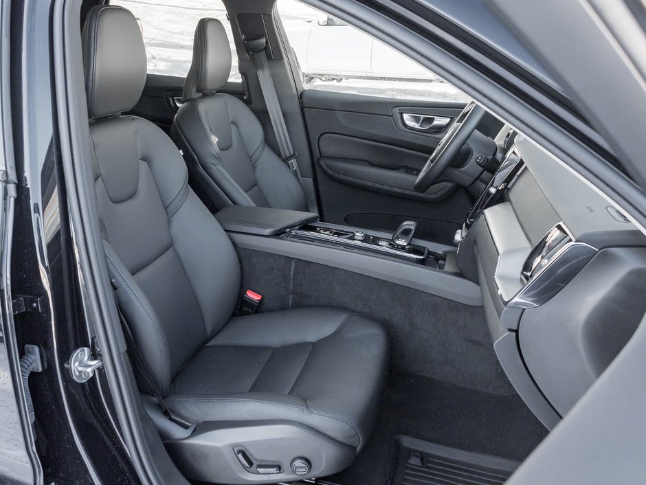 2025 Volvo XC60 B5 AWD Core Dark Theme 19 ALLOY WHEELS  VOLVO CPO-20