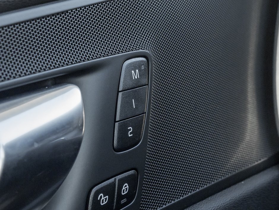 2025 Volvo XC60 B5 AWD Core Dark Theme 19 ALLOY WHEELS  VOLVO CPO-13