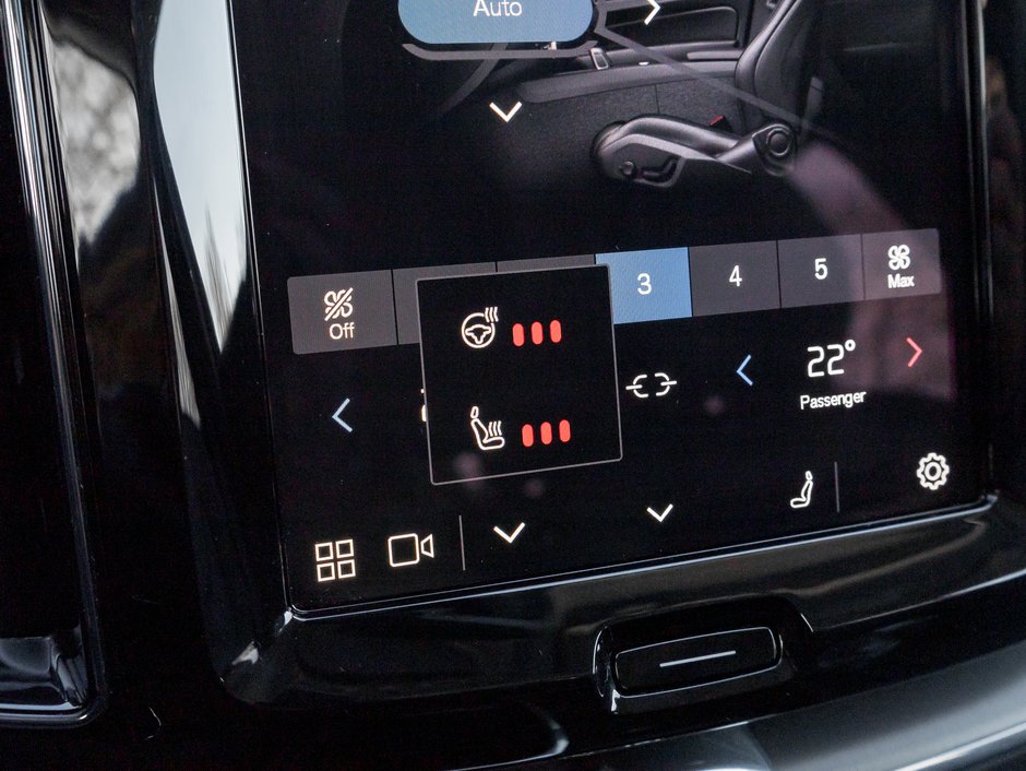 2025 Volvo XC60 B5 AWD Core Dark Theme 19 ALLOY WHEELS  VOLVO CPO-18