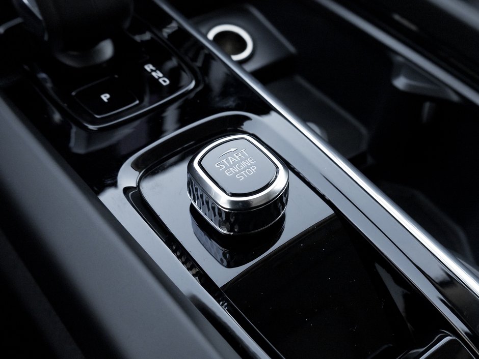 2025 Volvo XC60 B5 AWD Core Dark Theme 19 ALLOY WHEELS  VOLVO CPO-15