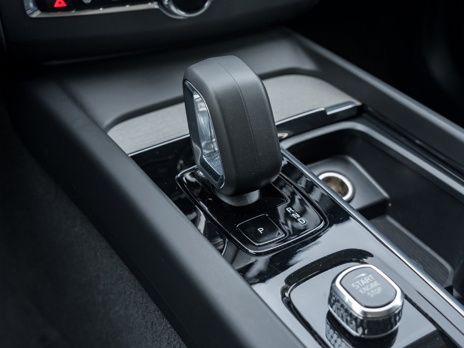 Volvo XC60 B5 AWD Plus Dark Theme 20ALLOY WHEELS LOW KM  CPO 2025-15