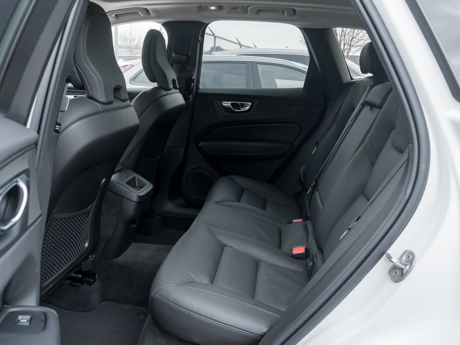 Volvo XC60 B5 AWD Plus Dark Theme 20ALLOY WHEELS LOW KM  CPO 2025-21