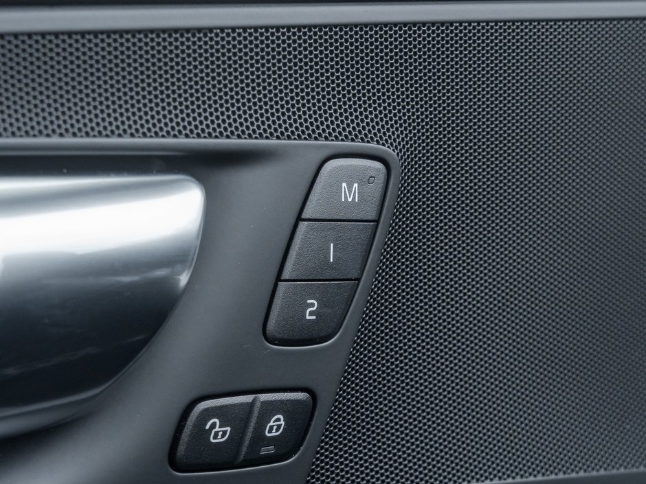 Volvo XC60 B5 AWD Plus Dark Theme 20ALLOY WHEELS LOW KM  CPO 2025-14