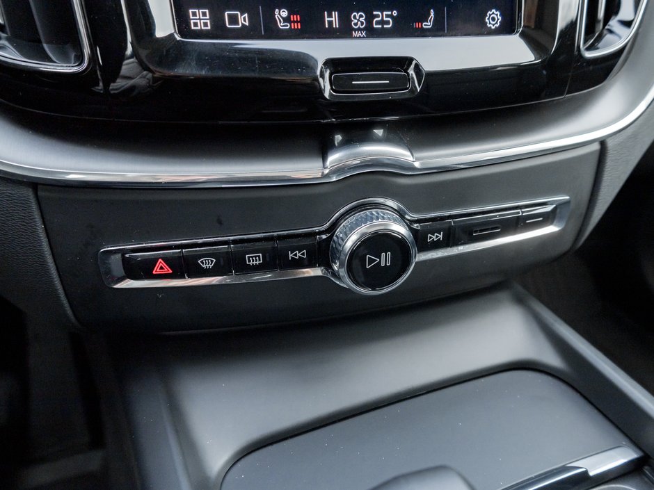 Volvo XC60 B5 AWD Dark Theme  CPO RATE fr 3.49%* CLIMATE PACK 2025-16