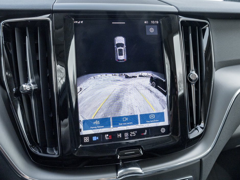 Volvo XC60 B5 AWD Dark Theme  CPO RATE fr 3.49%* CLIMATE PACK 2025-11