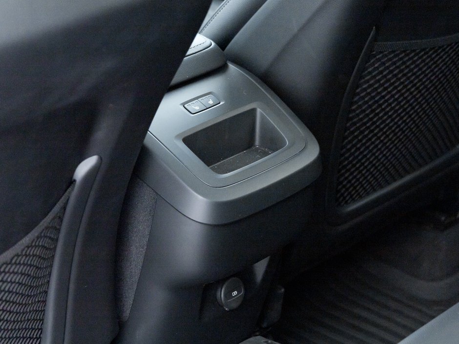 Volvo XC60 B5 AWD Dark Theme  CPO RATE fr 3.49%* CLIMATE PACK 2025-22