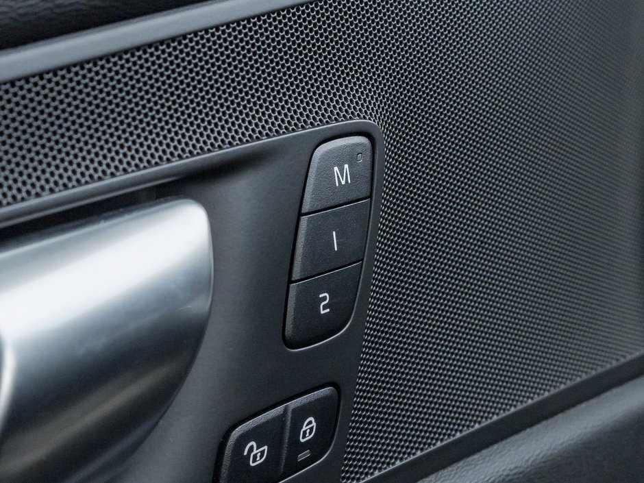 Volvo XC60 B5 AWD Dark Theme  CPO RATE fr 3.49%* CLIMATE PACK 2025-13