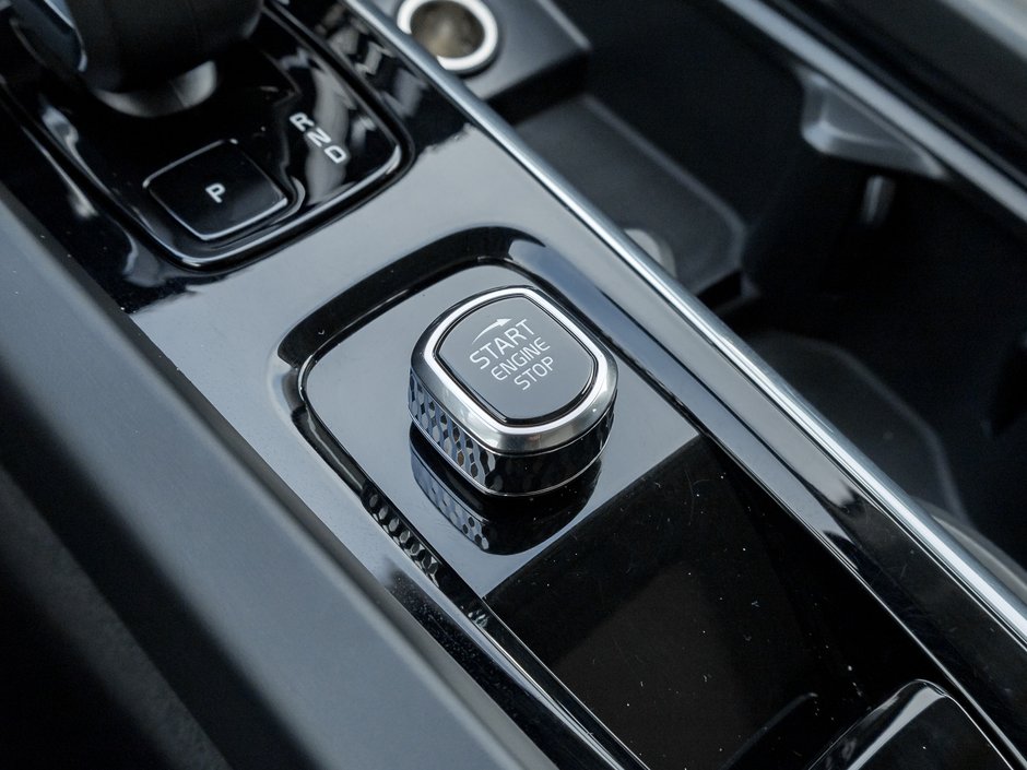 Volvo XC60 B5 AWD Dark Theme  CPO RATE fr 3.49%* CLIMATE PACK 2025-15