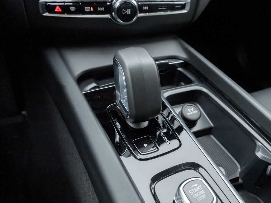 2025 Volvo XC60 B5 AWD Core Dark Theme 19 ALLOY WHEELS  VOLVO CPO-14