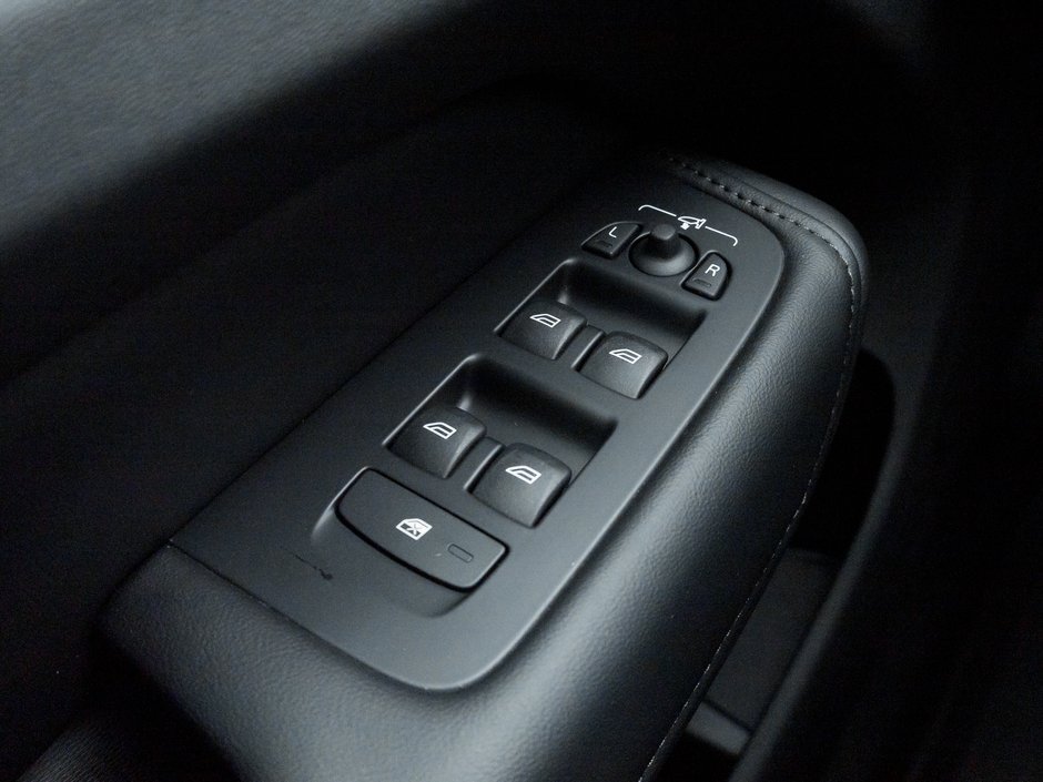 2025 Volvo XC60 B5 AWD Core Dark Theme 19 ALLOY WHEELS  VOLVO CPO-12