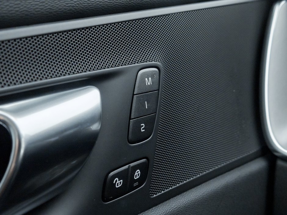 2025 Volvo XC60 B5 AWD Core Dark Theme 19 ALLOY WHEELS  VOLVO CPO-13