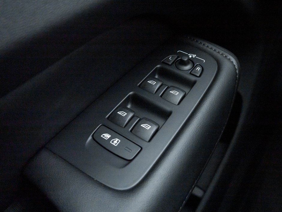 2025 Volvo XC60 B5 AWD Plus Dark Theme-11