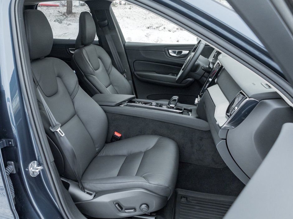 2025 Volvo XC60 B5 AWD Plus Dark Theme-17