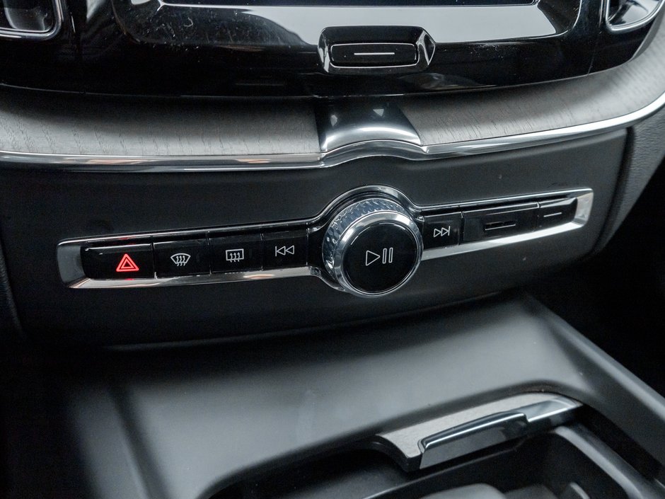 2025 Volvo XC60 B5 AWD Plus Dark Theme-15