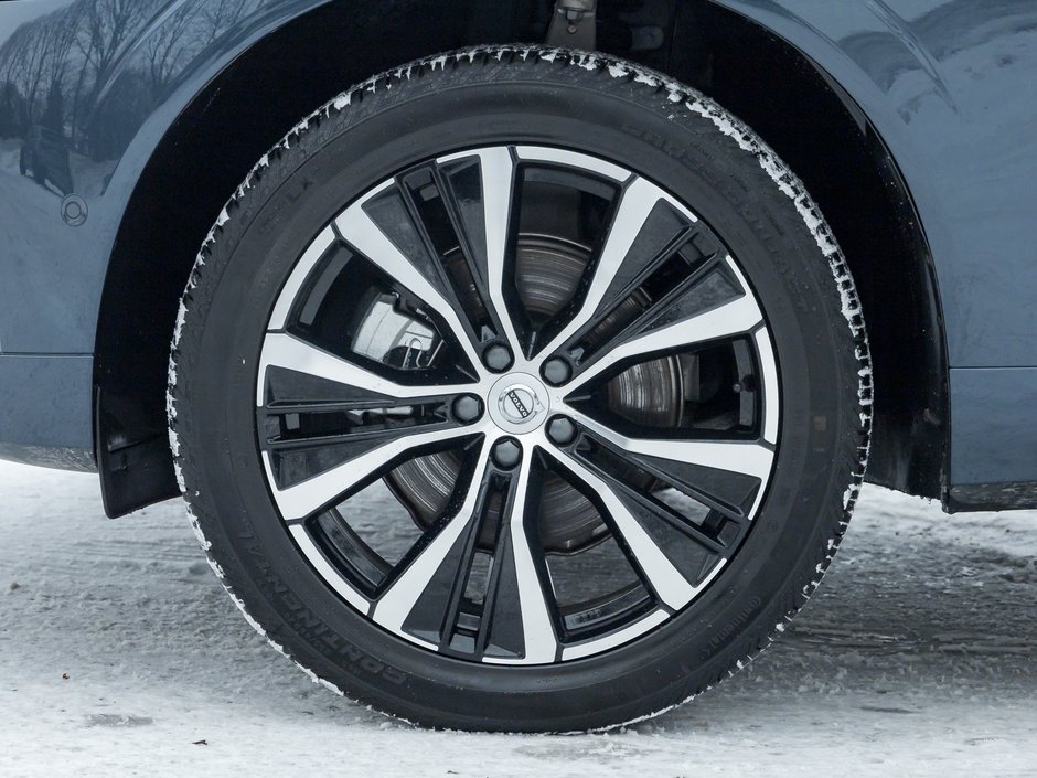 2025 Volvo XC60 B5 AWD Plus Dark Theme-3