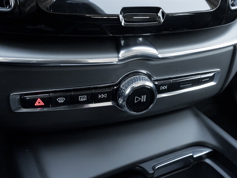 2025 Volvo XC60 B5 AWD Core Dark Theme  19 ALLOY WHEEL  VOLVO CPO-13