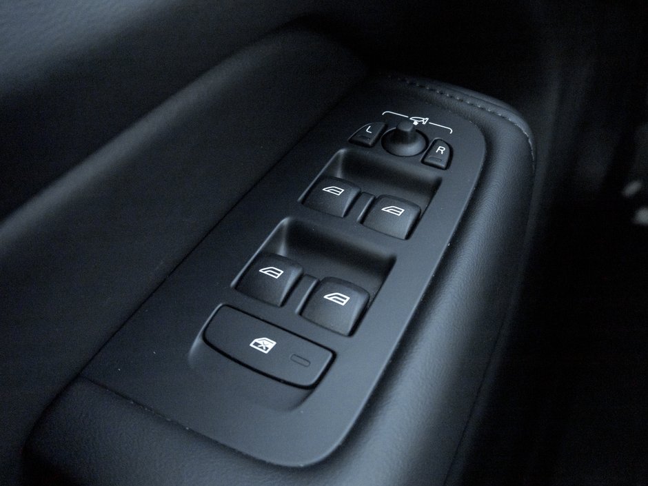 2025 Volvo XC60 B5 AWD Core Dark Theme  19 ALLOY WHEEL  VOLVO CPO-11