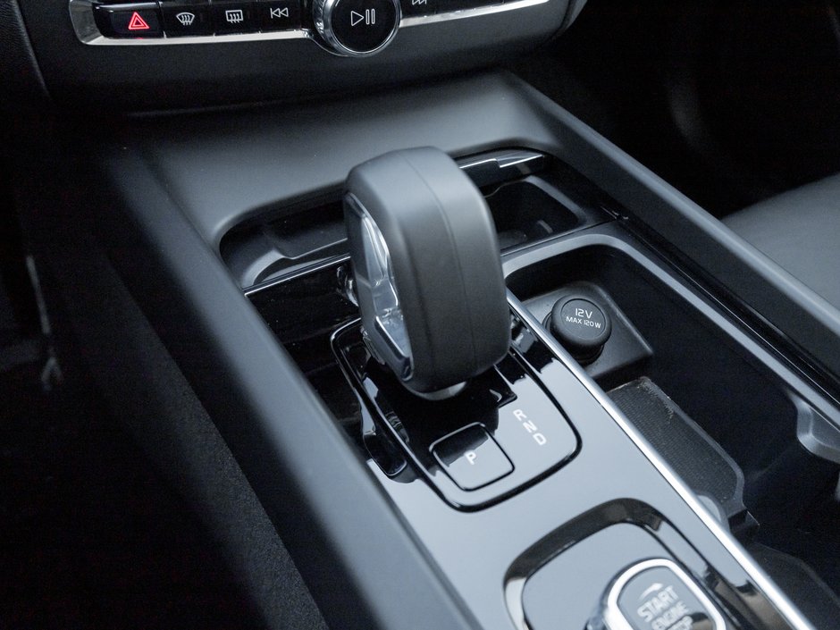 2025 Volvo XC60 B5 AWD Core Dark Theme  19 ALLOY WHEEL  VOLVO CPO-12