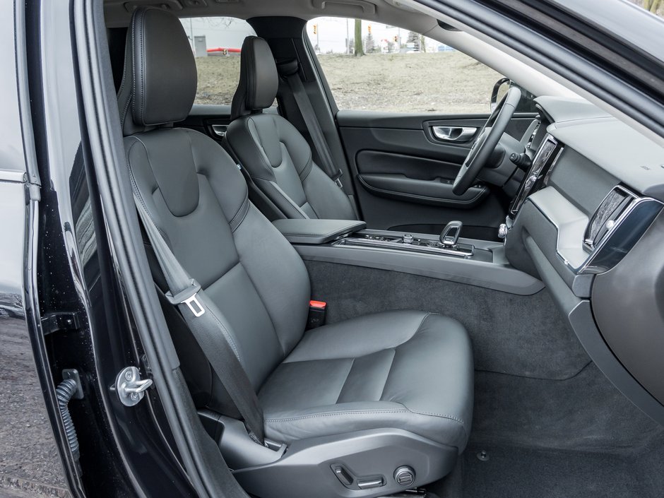 2025 Volvo XC60 B5 AWD Core Dark Theme  VOLVO CPO RATE FROM 3.49%*-19