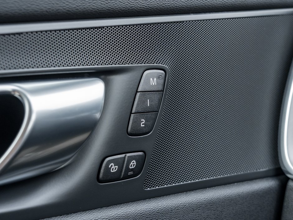 2025 Volvo XC60 B5 AWD Core Dark Theme  VOLVO CPO RATE FROM 3.49%*-13