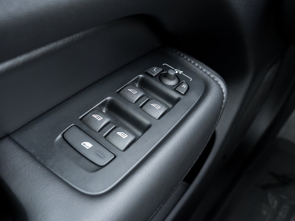 2025 Volvo XC60 B5 AWD Core Dark Theme  VOLVO CPO RATE FROM 3.49%*-12