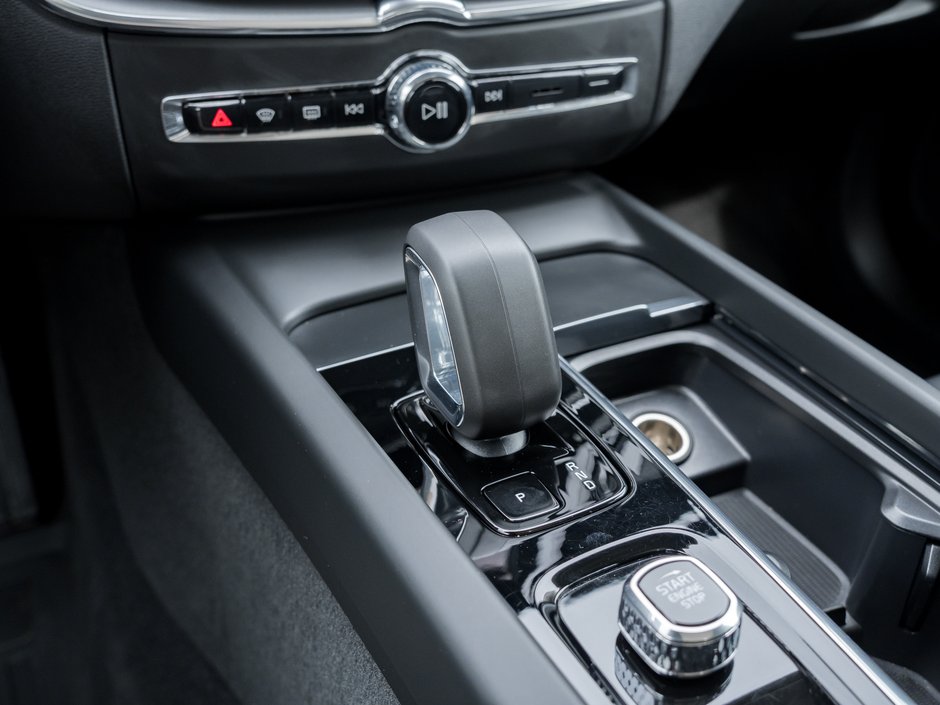 2025 Volvo XC60 B5 AWD Core Dark Theme  VOLVO CPO RATE FROM 3.49%*-14