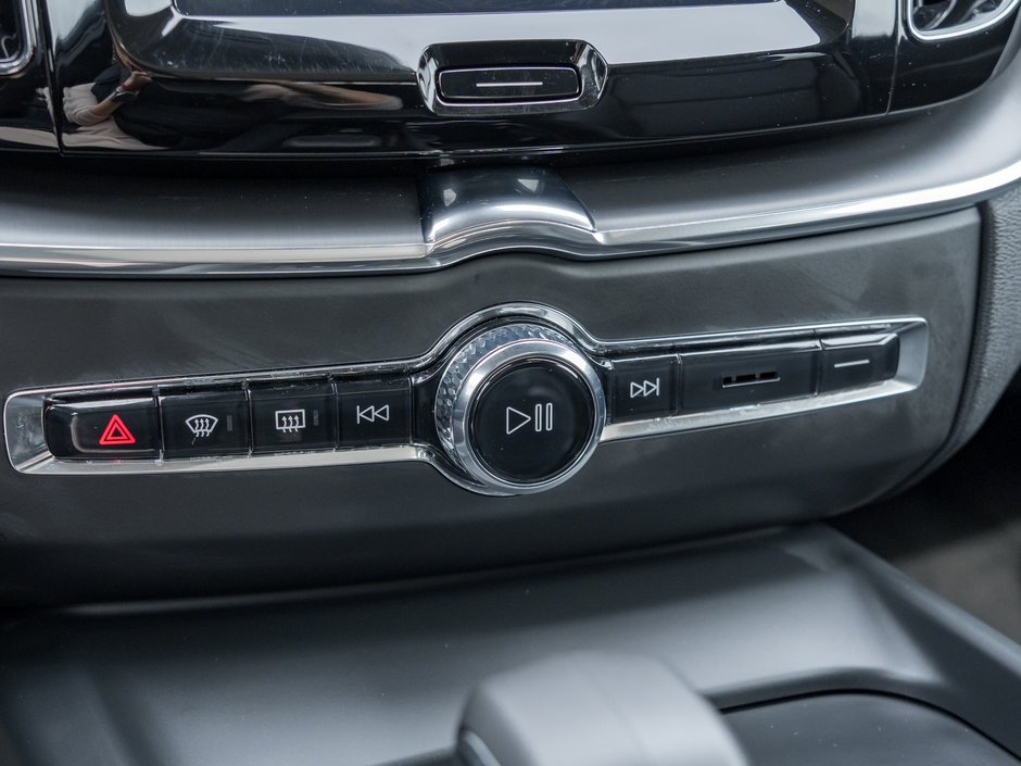 2025 Volvo XC60 B5 AWD Core Dark Theme  VOLVO CPO RATE FROM 3.49%*-15