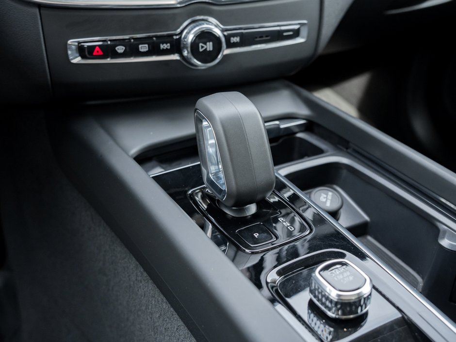 2025 Volvo XC60 B5 AWD Core Dark Theme  VOLVO CPO RATE FROM 3.49%*-14
