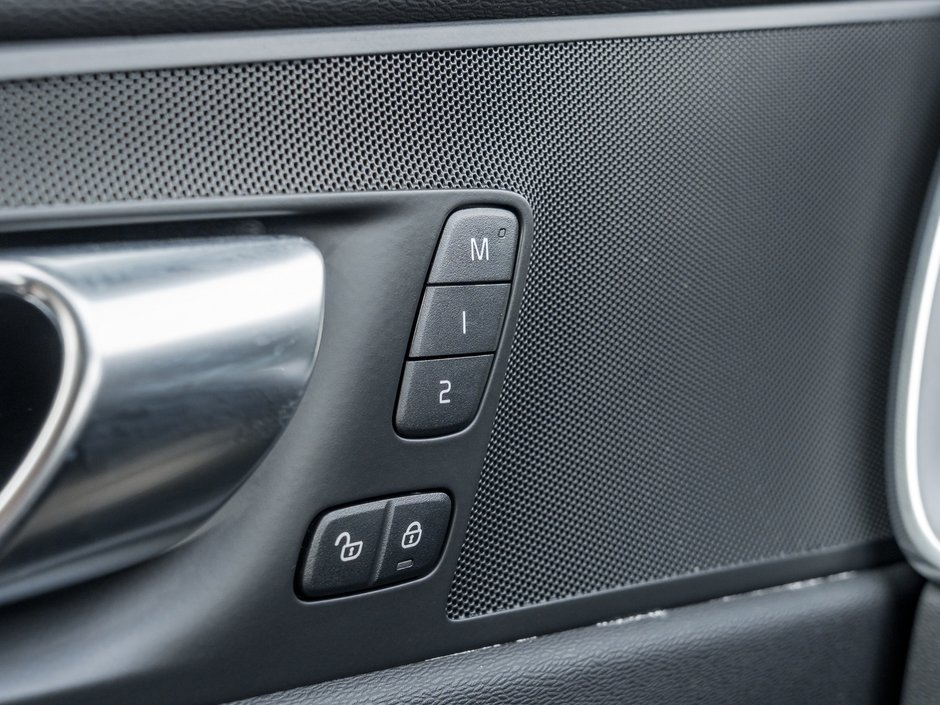 2025 Volvo XC60 B5 AWD Core Dark Theme  VOLVO CPO RATE FROM 3.49%*-13