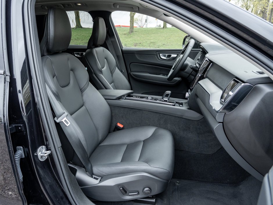 2025 Volvo XC60 B5 AWD Core  LIKE NEW  VOLVO CPO RATE FR 3.49%*-19