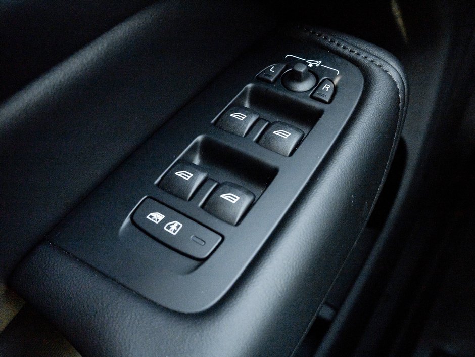 2025 Volvo XC60 B5 AWD Plus Dark Theme-14