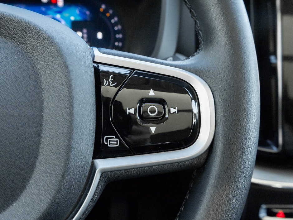 2025 Volvo XC60 B5 AWD Plus Dark Theme-10