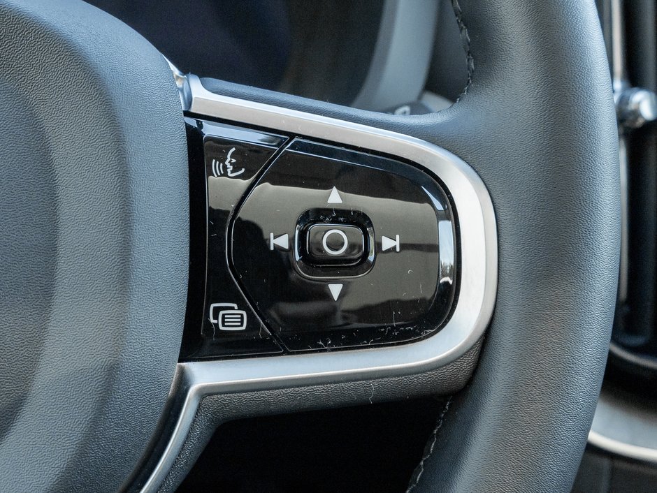 2025 Volvo XC60 B5 AWD PLUS  HARMAN KARDON  20 ALLOY WHEELS  CPO-10