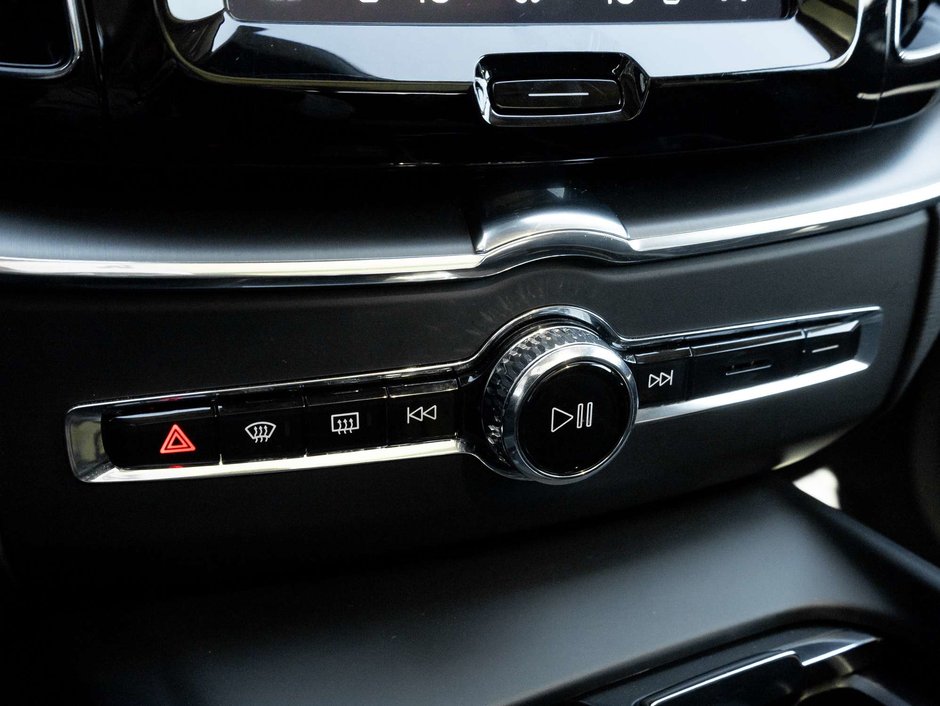 2025 Volvo XC60 Core Dark Theme-16