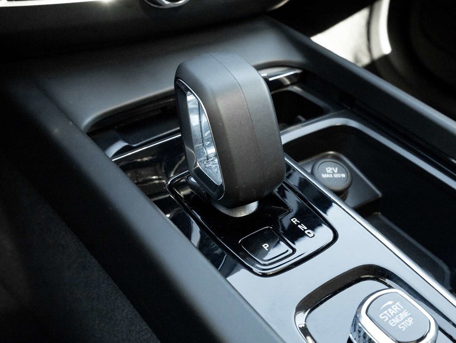 2025 Volvo XC60 Plus Dark Theme-17