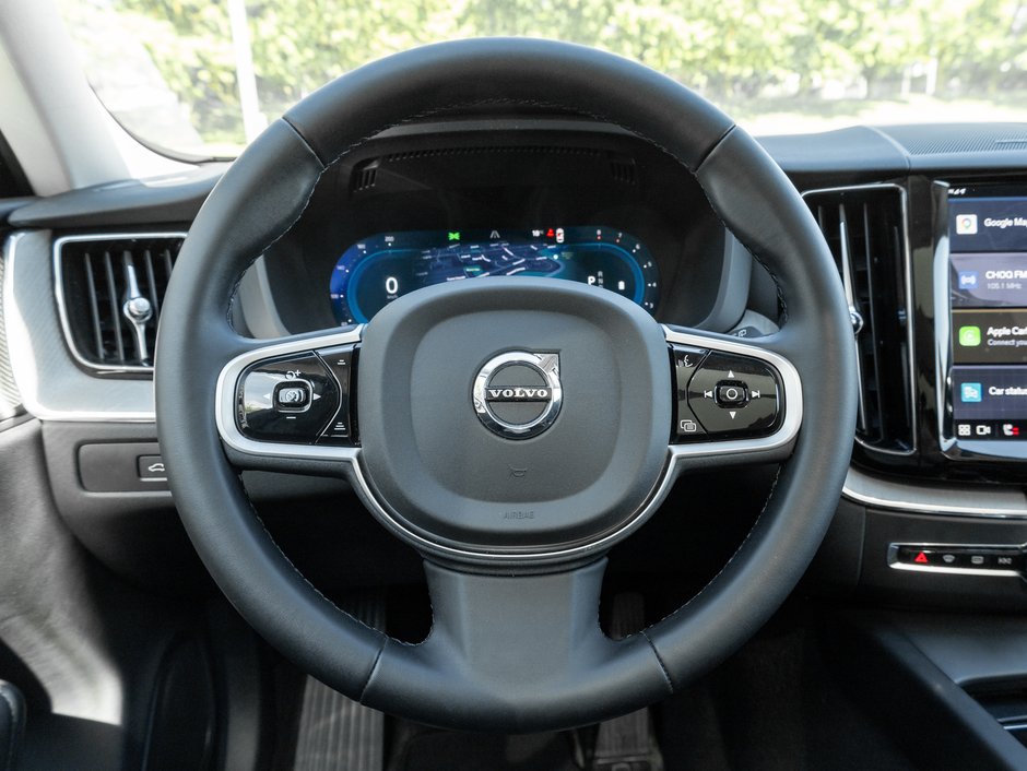 2025 Volvo XC60 B5 AWD PLUS  HARMAN KARDON  20 ALLOY WHEELS  CPO-7