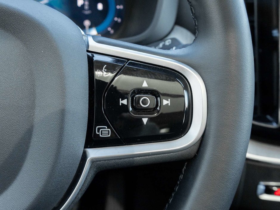 2025 Volvo XC60 Plus Dark Theme-10
