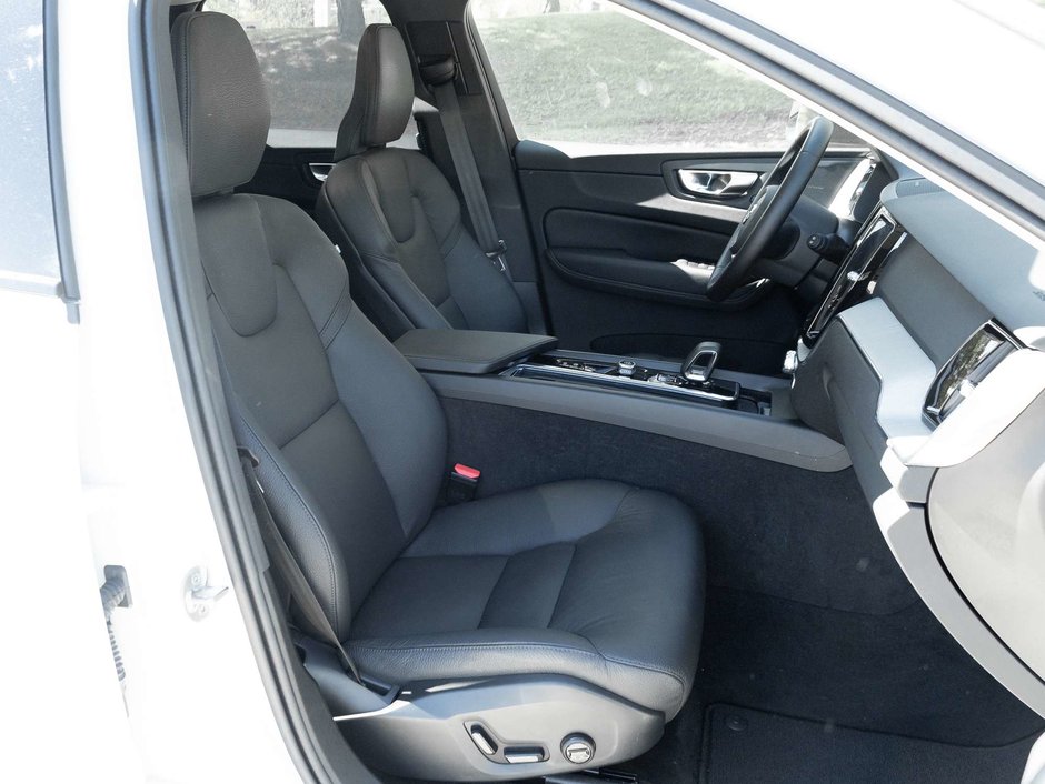 2025 Volvo XC60 Plus Dark Theme-23